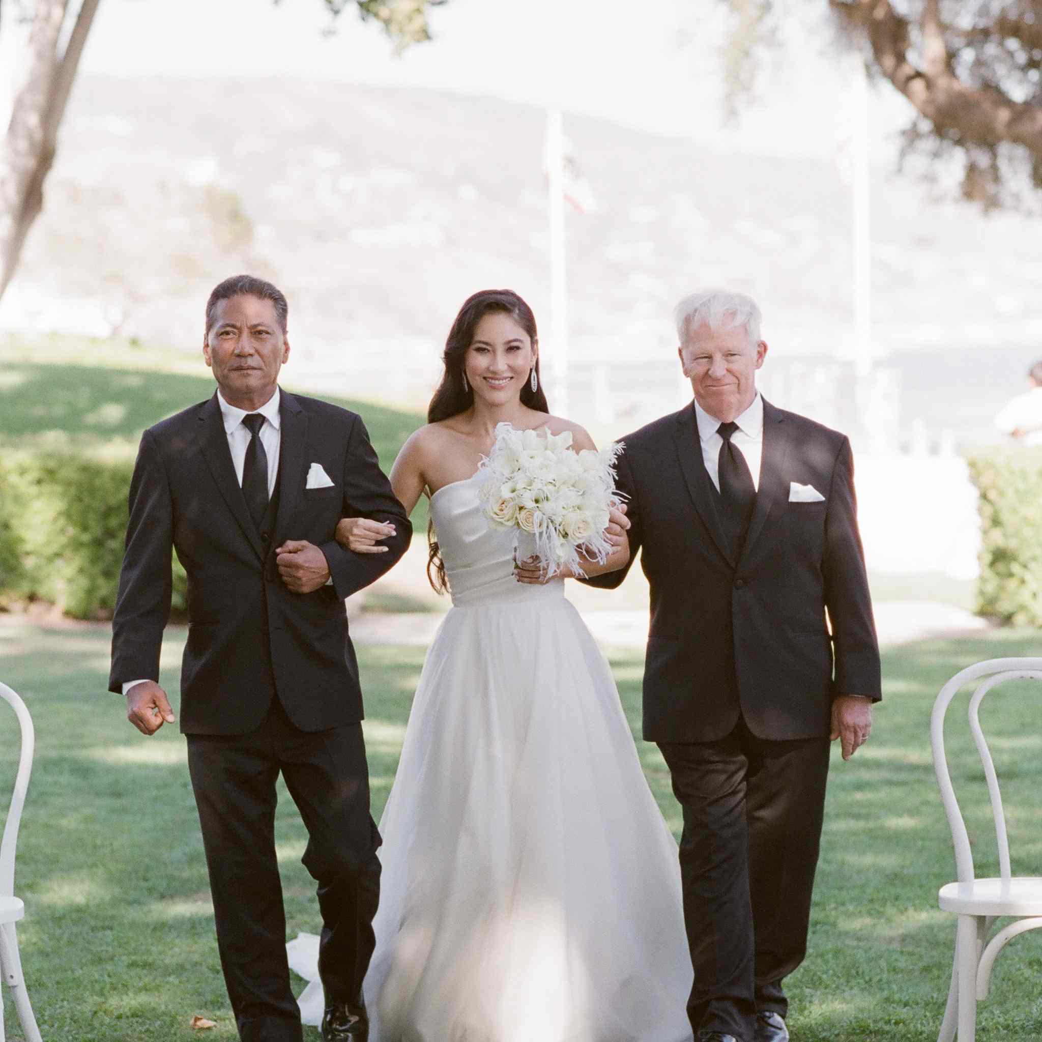 新娘走下红毯“class=