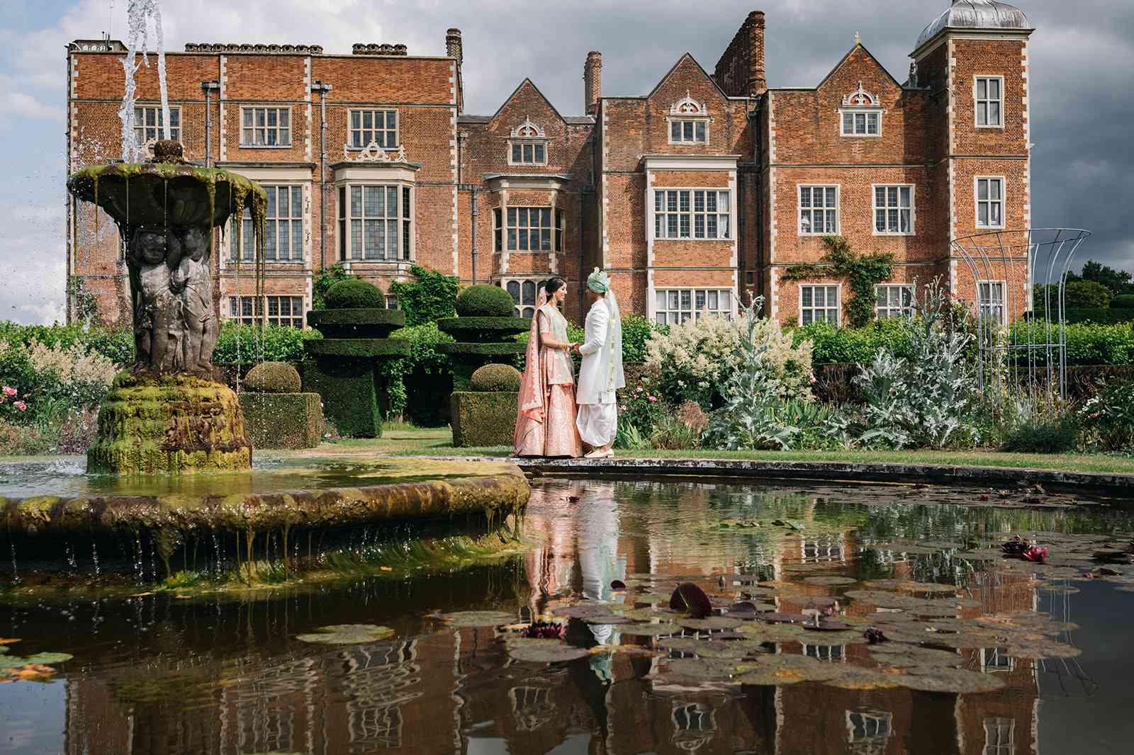 新郎新娘站在喷水池前