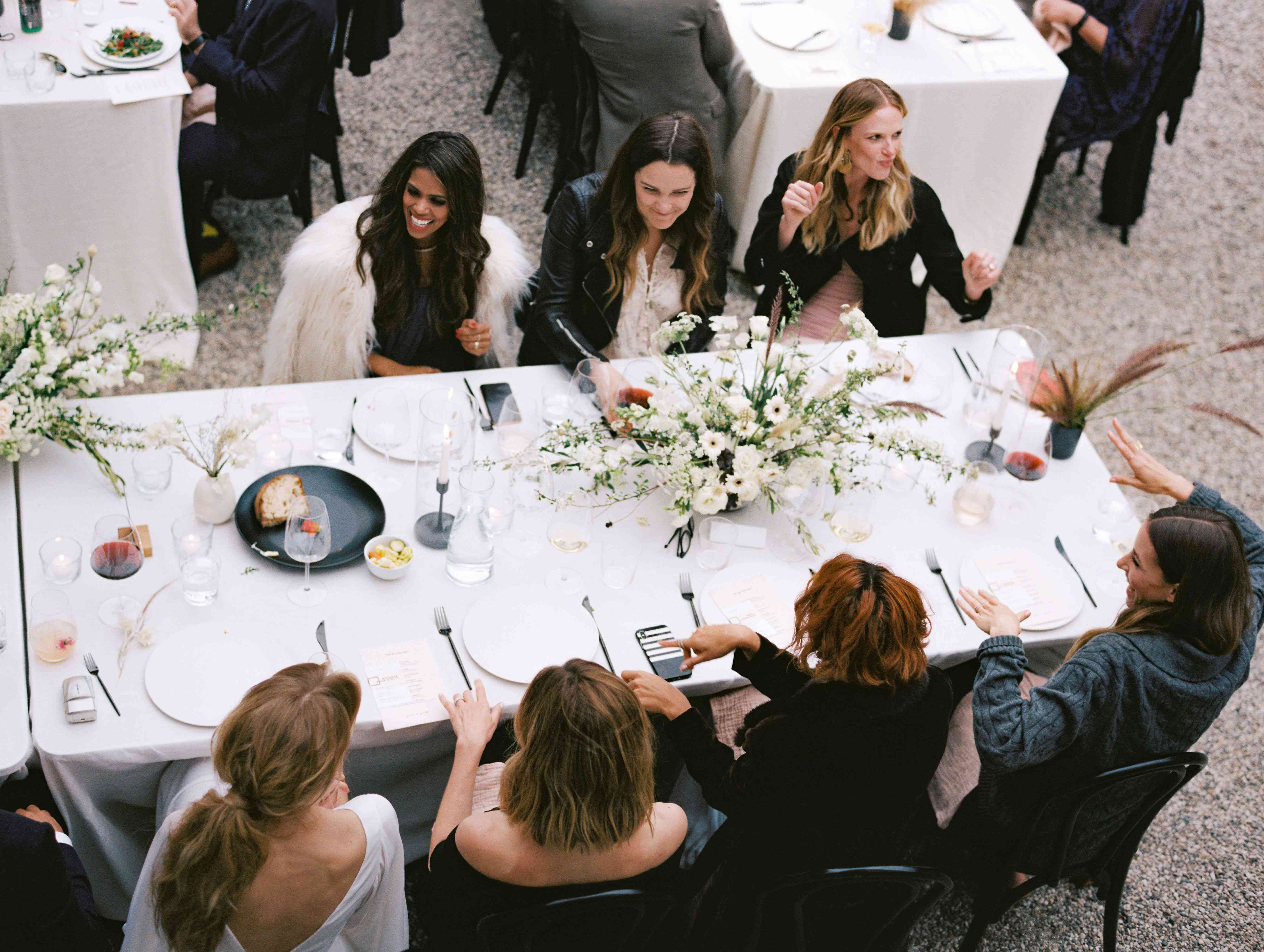 女孩在前台桌子笑