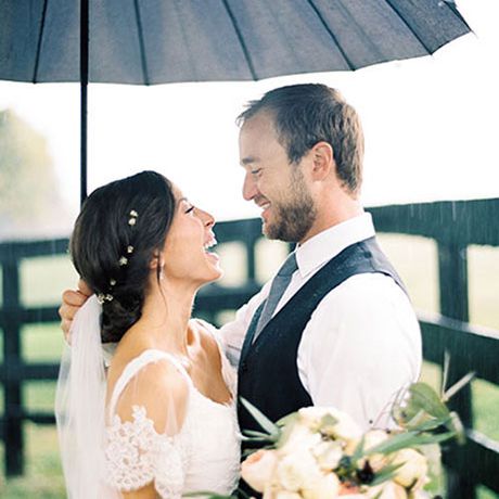 新娘和新郎在雨中