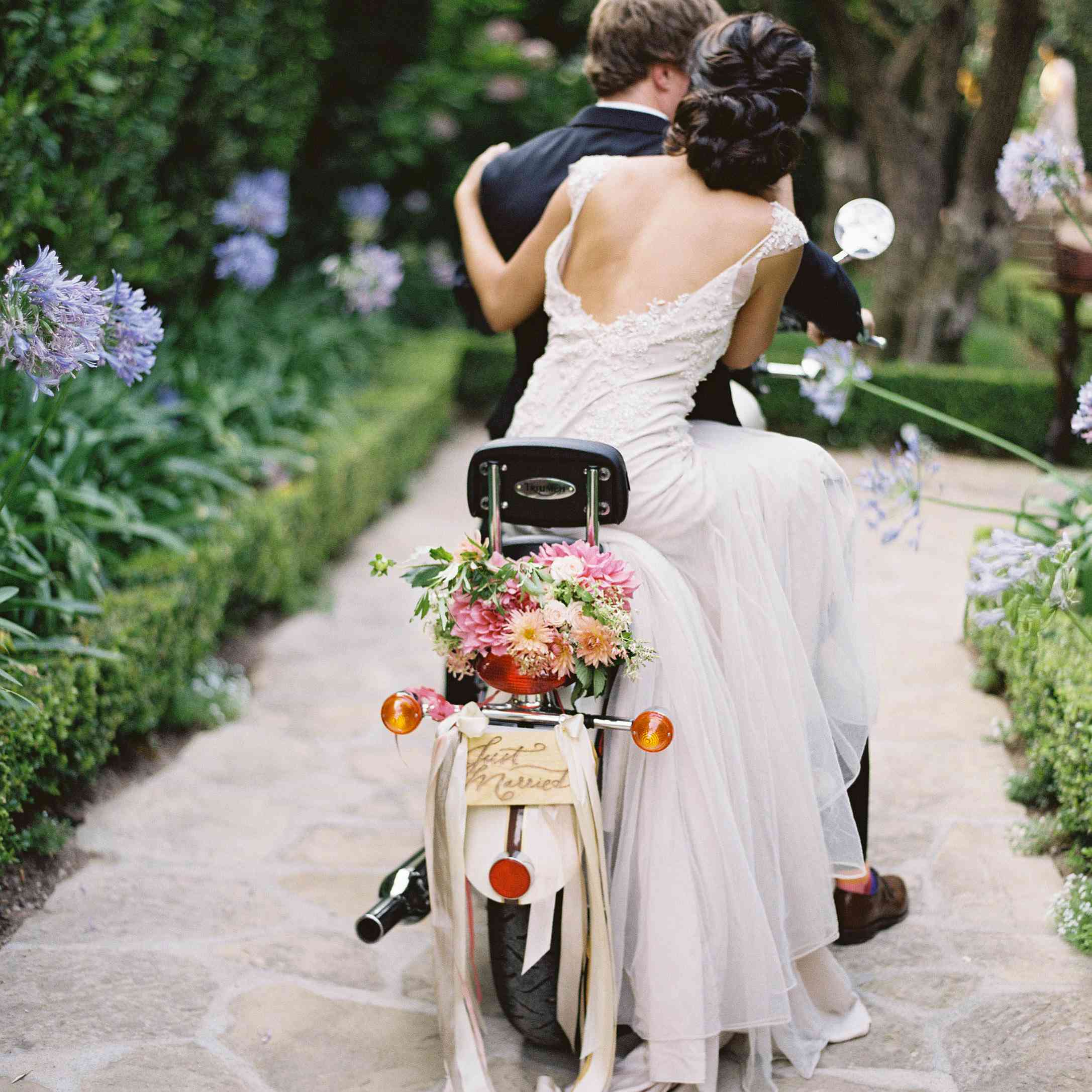 摩托车上的新娘和新郎退出