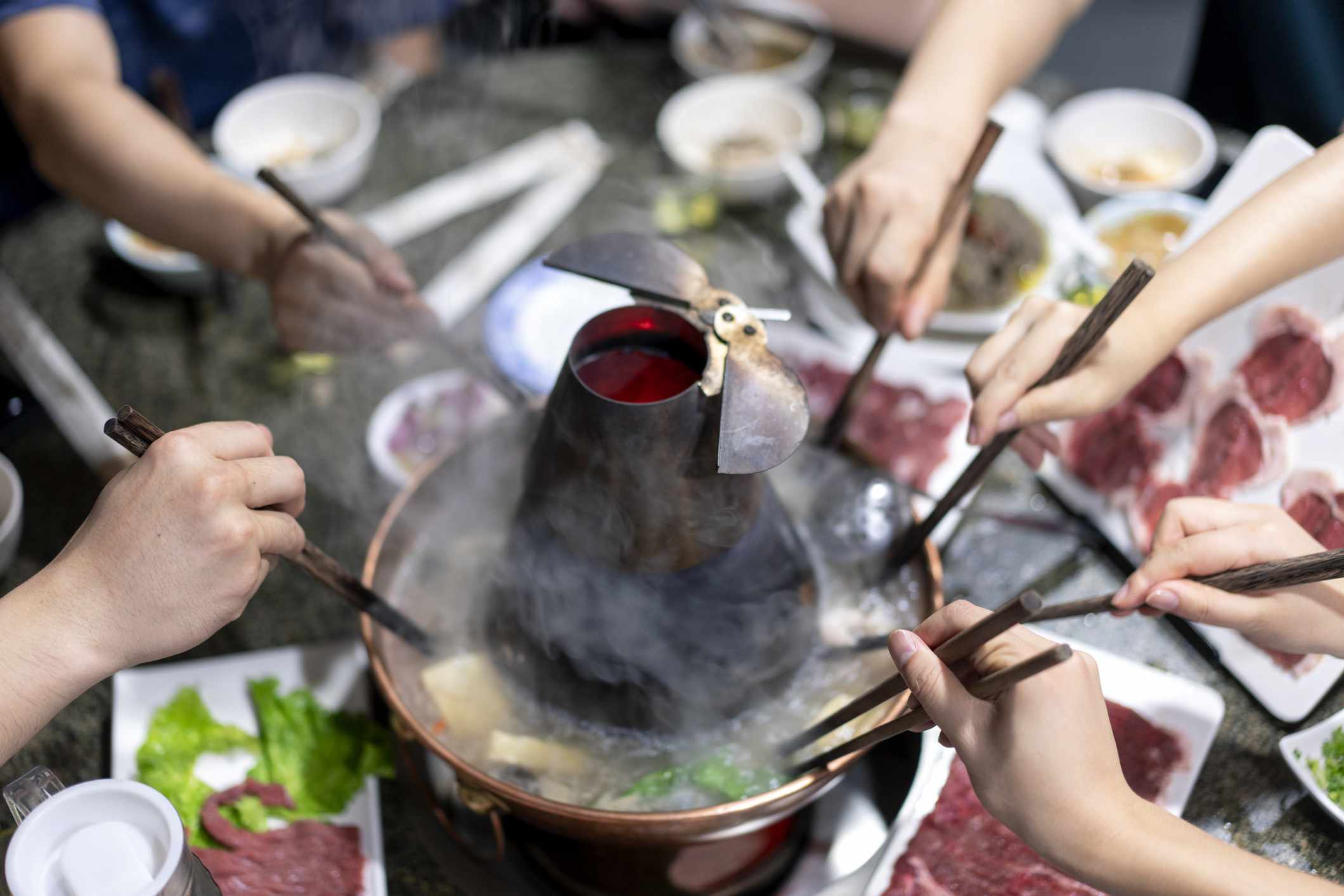 朋友在餐馆享用一个火锅