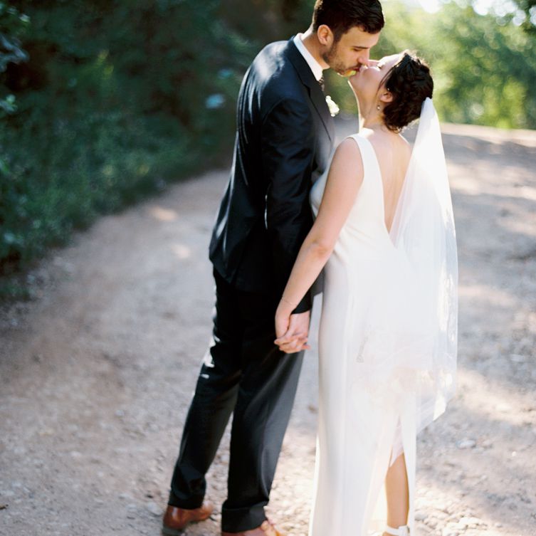 新娘和新郎亲吻