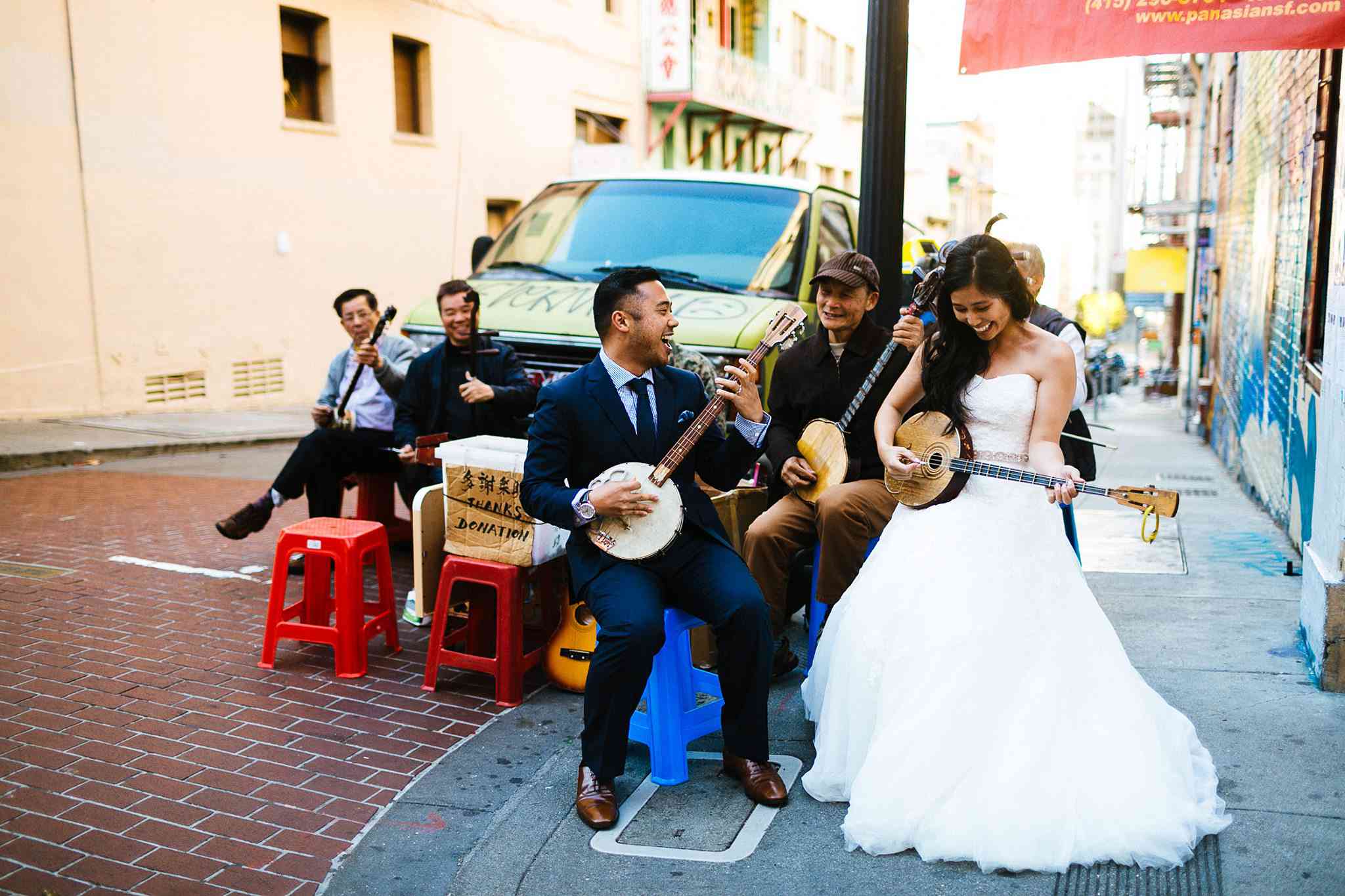 新娘和新郎与乐队