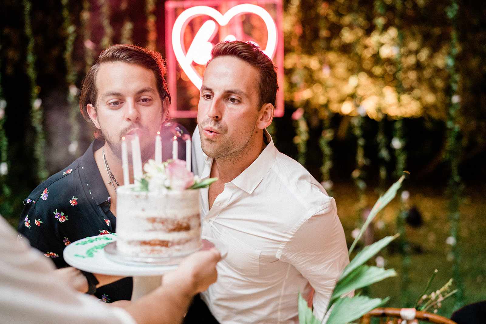 吹生日蜡烛的人