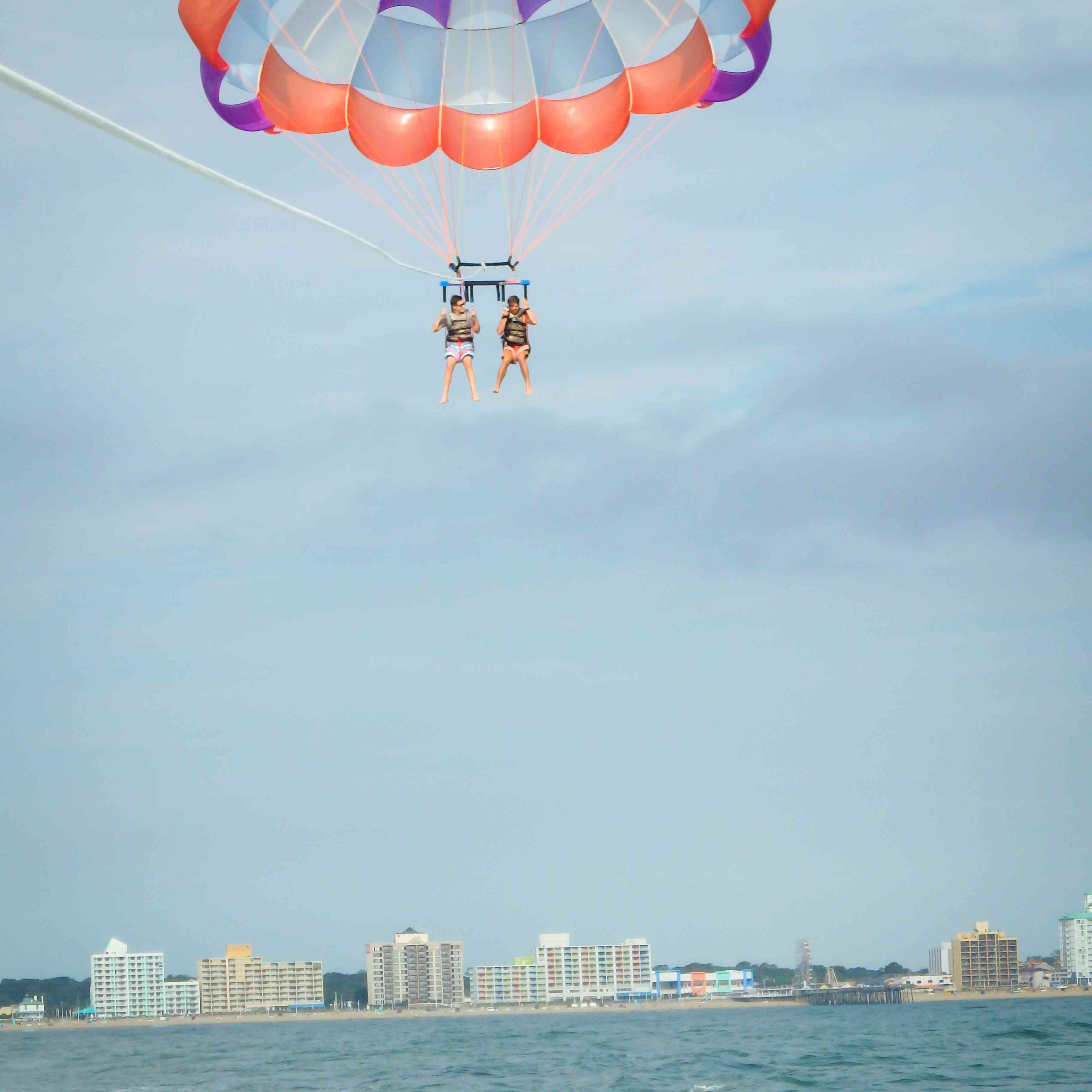 一对夫妇在弗吉尼亚海滩上玩滑翔伞