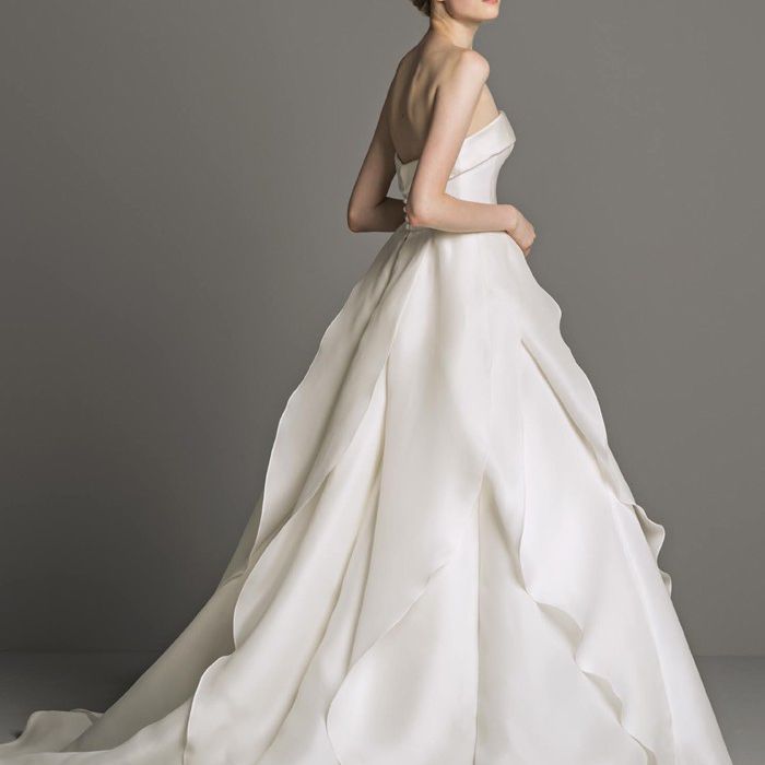 模特穿着无肩带礼服和分层丝绸裙