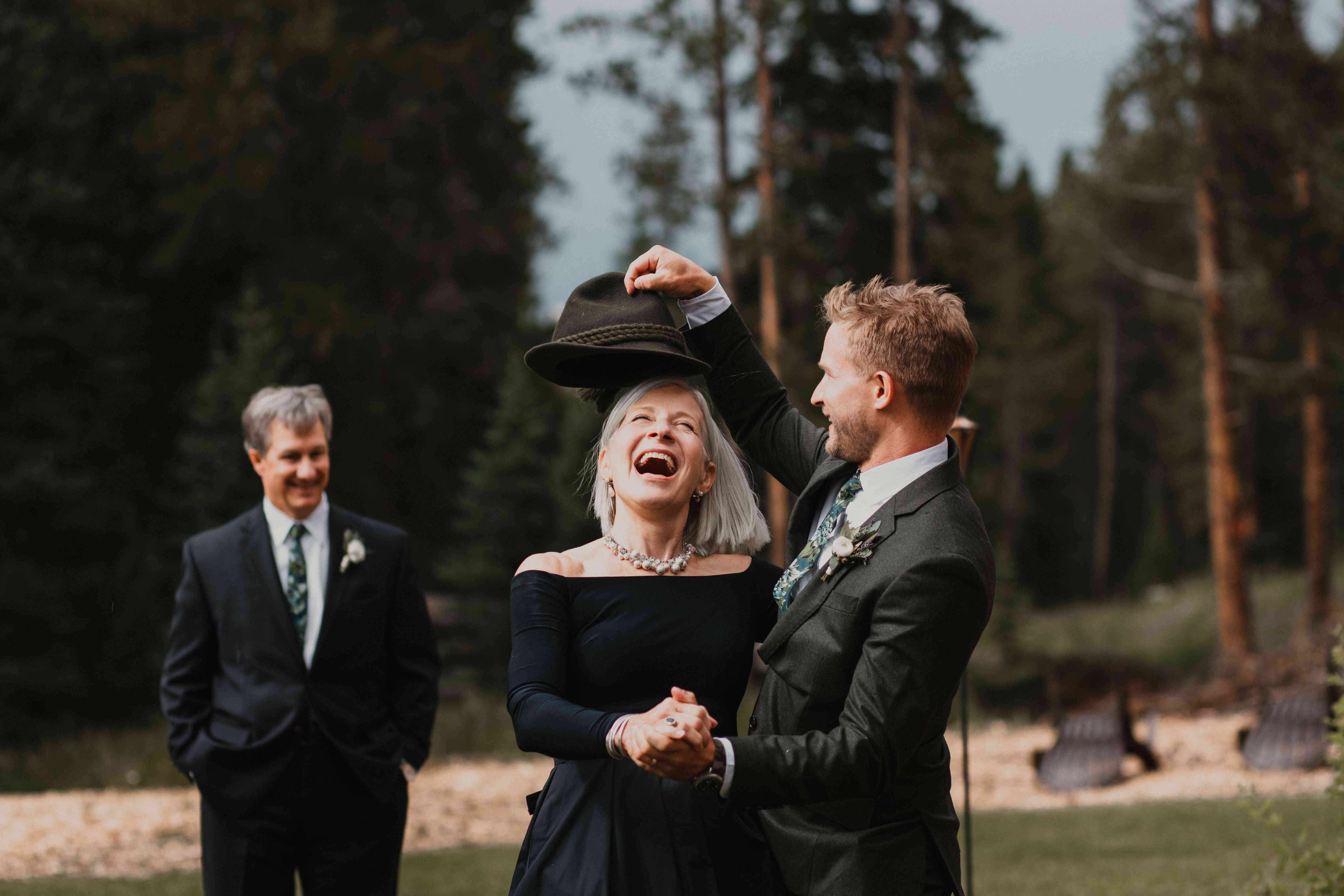 新郎和新郎的母亲