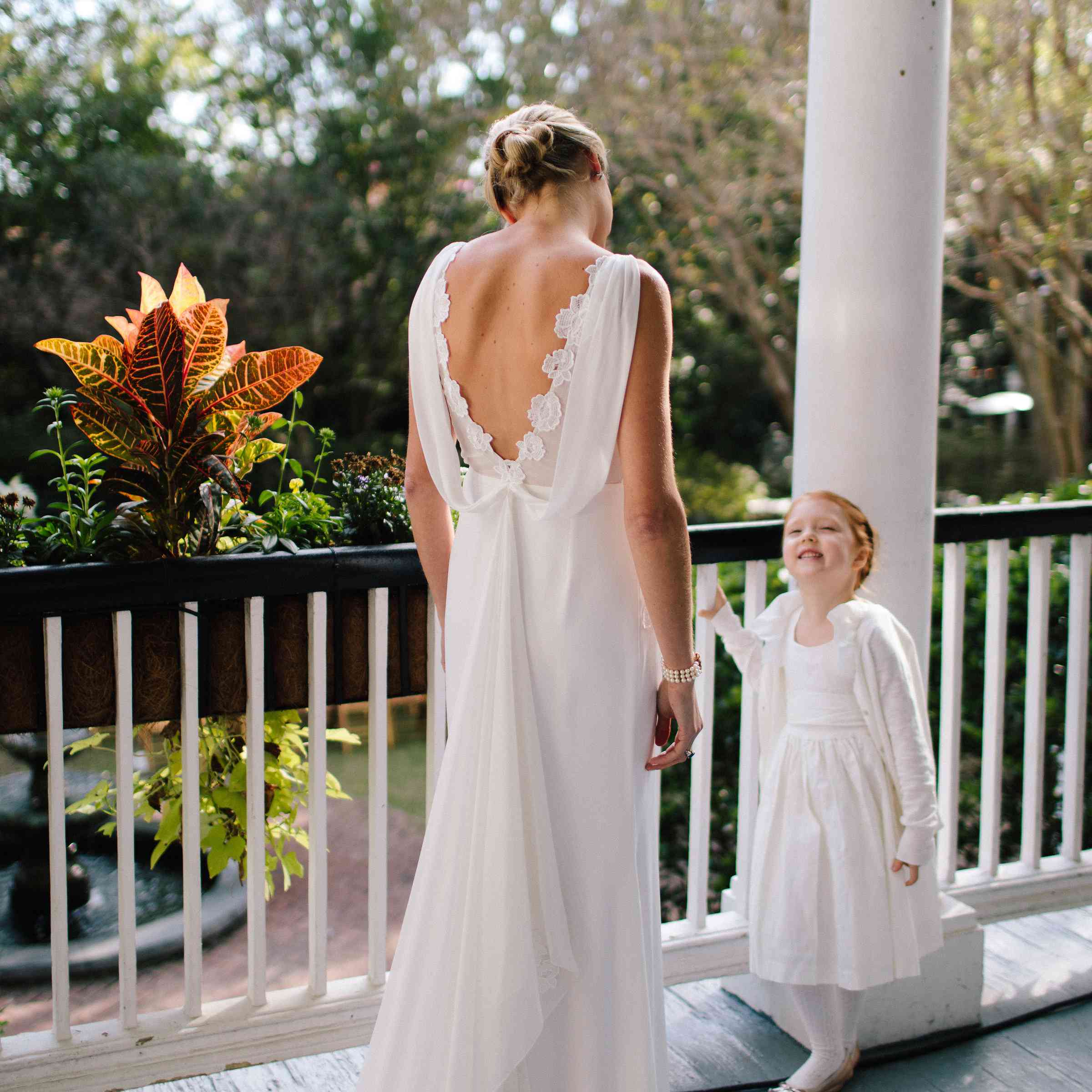 新娘和花童的背后的婚纱