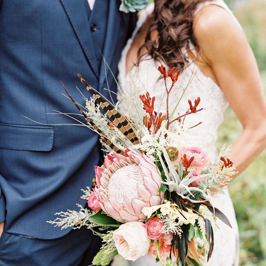 不同的花束与国王的门徒和羽毛