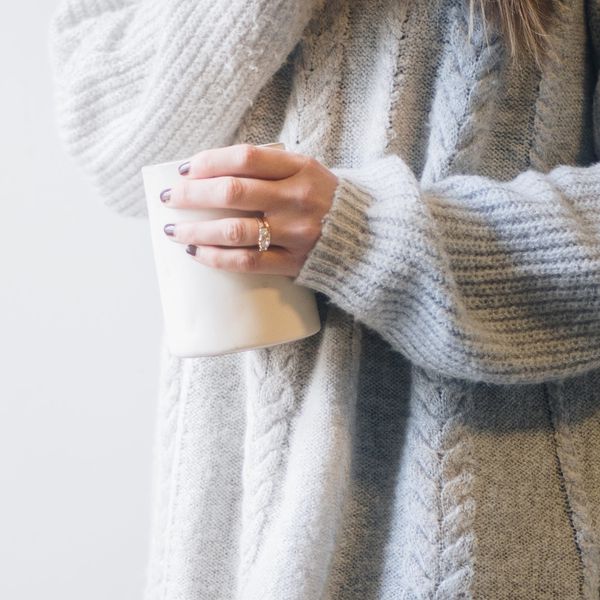 女人穿着订婚戒指ld乐动官网