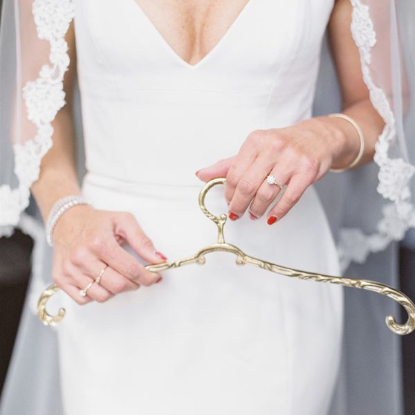 拿着挂衣架的新娘