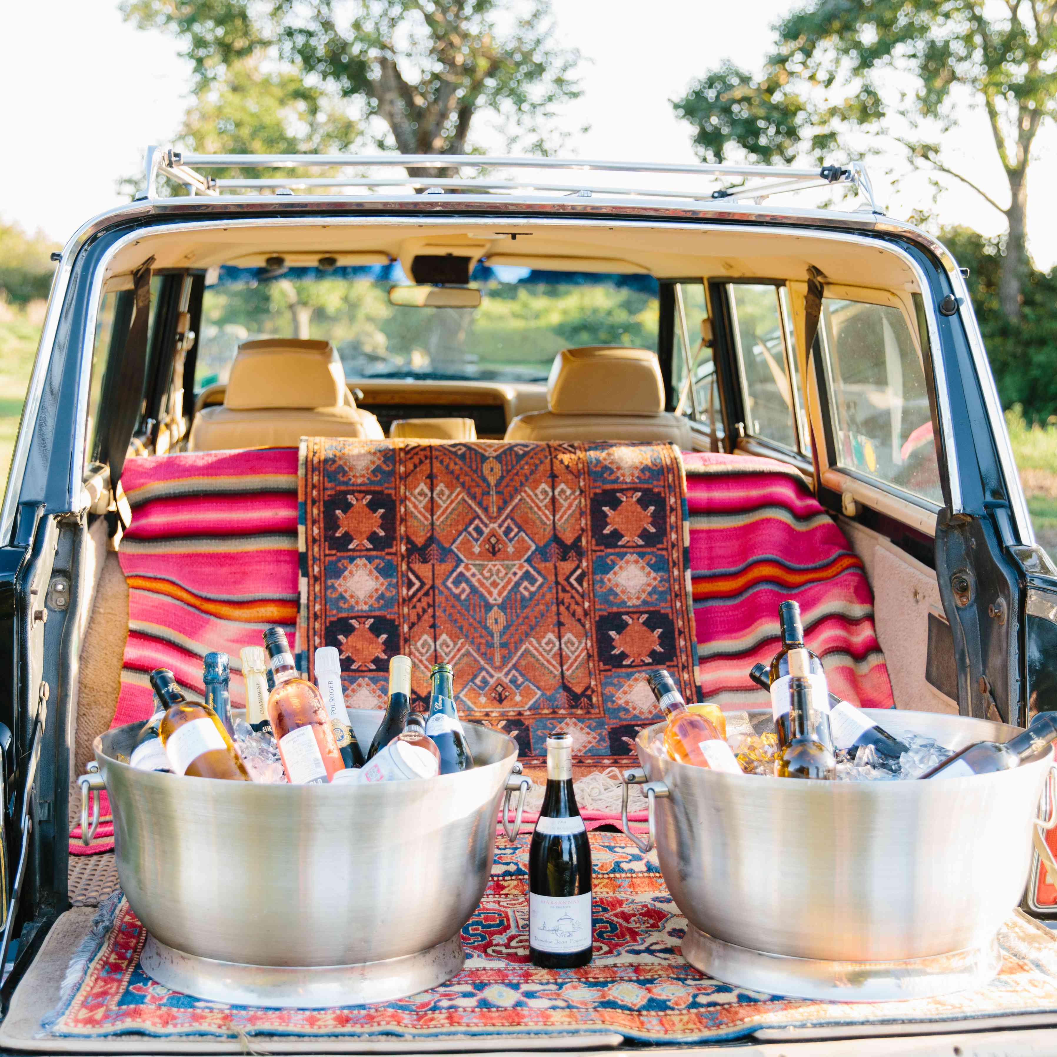 在面包车躯干的酒吧