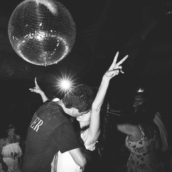 下面迪斯科球情侣接吻