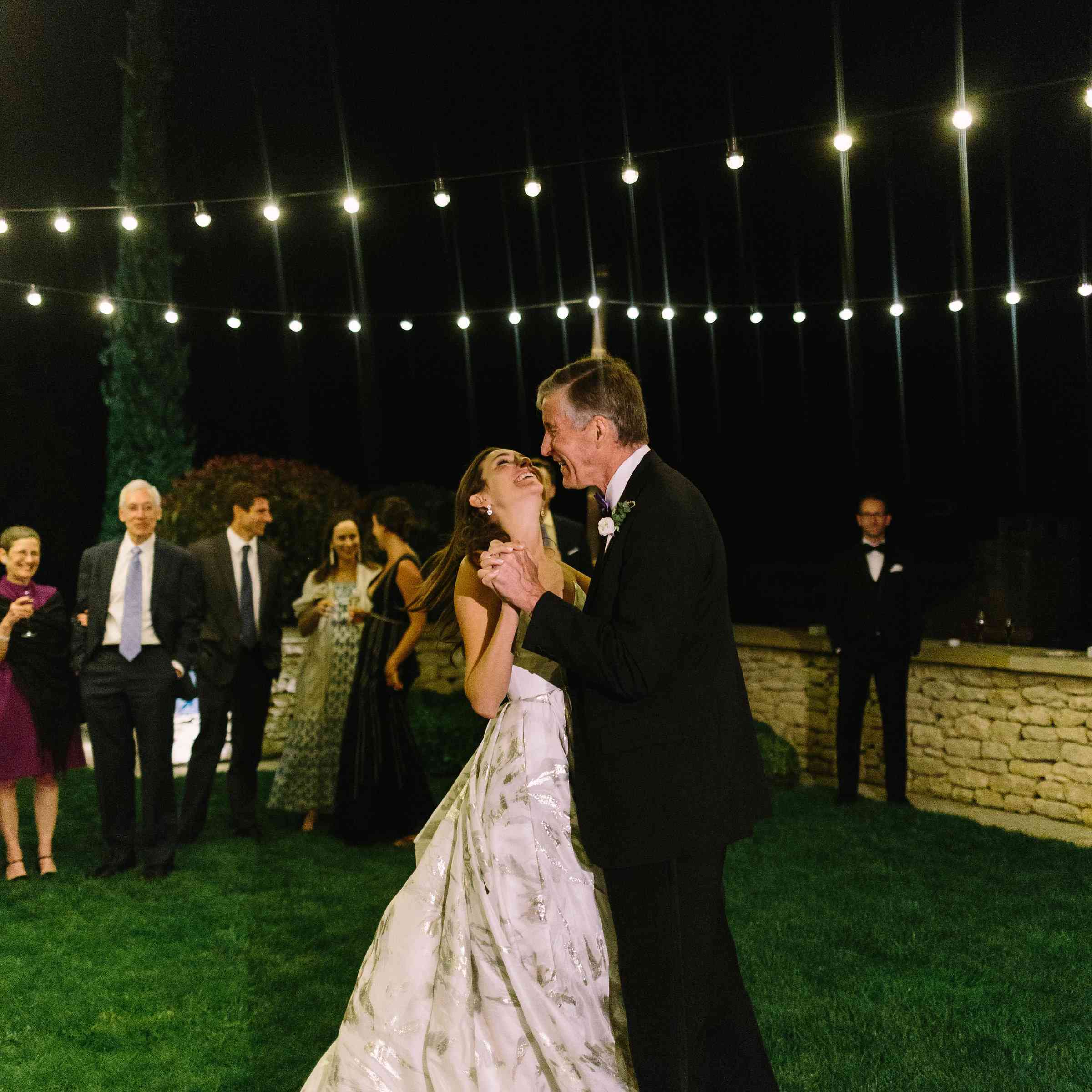 父亲的女儿跳舞