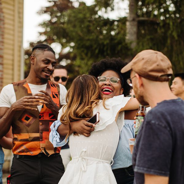 新娘拥抱的客人