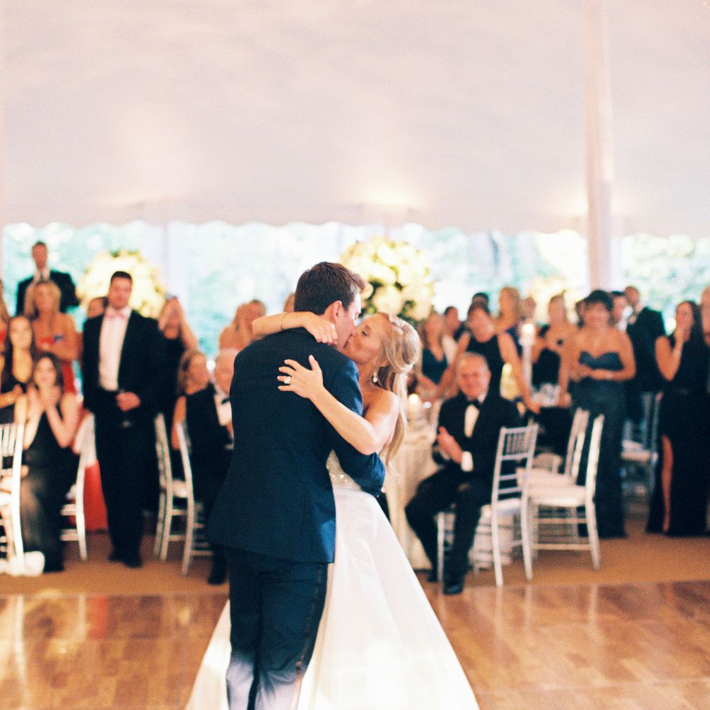 新婚夫妇在第一次跳舞时接吻