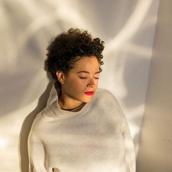 面向光明的女人