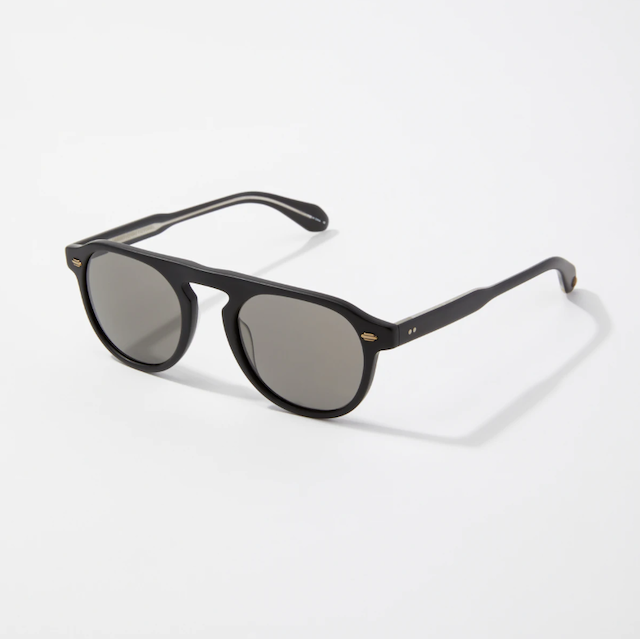 Garrett Leight戴着单桥太阳镜