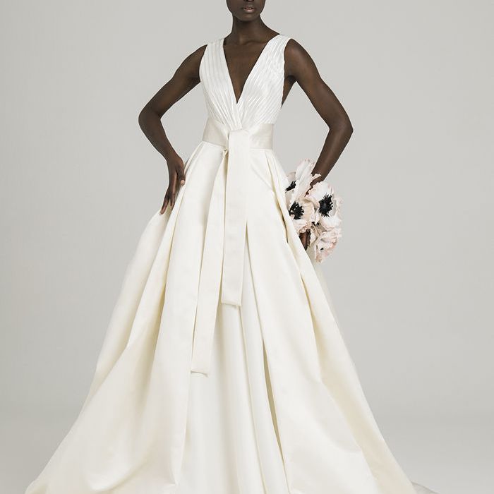 模特身着v领礼服，系带