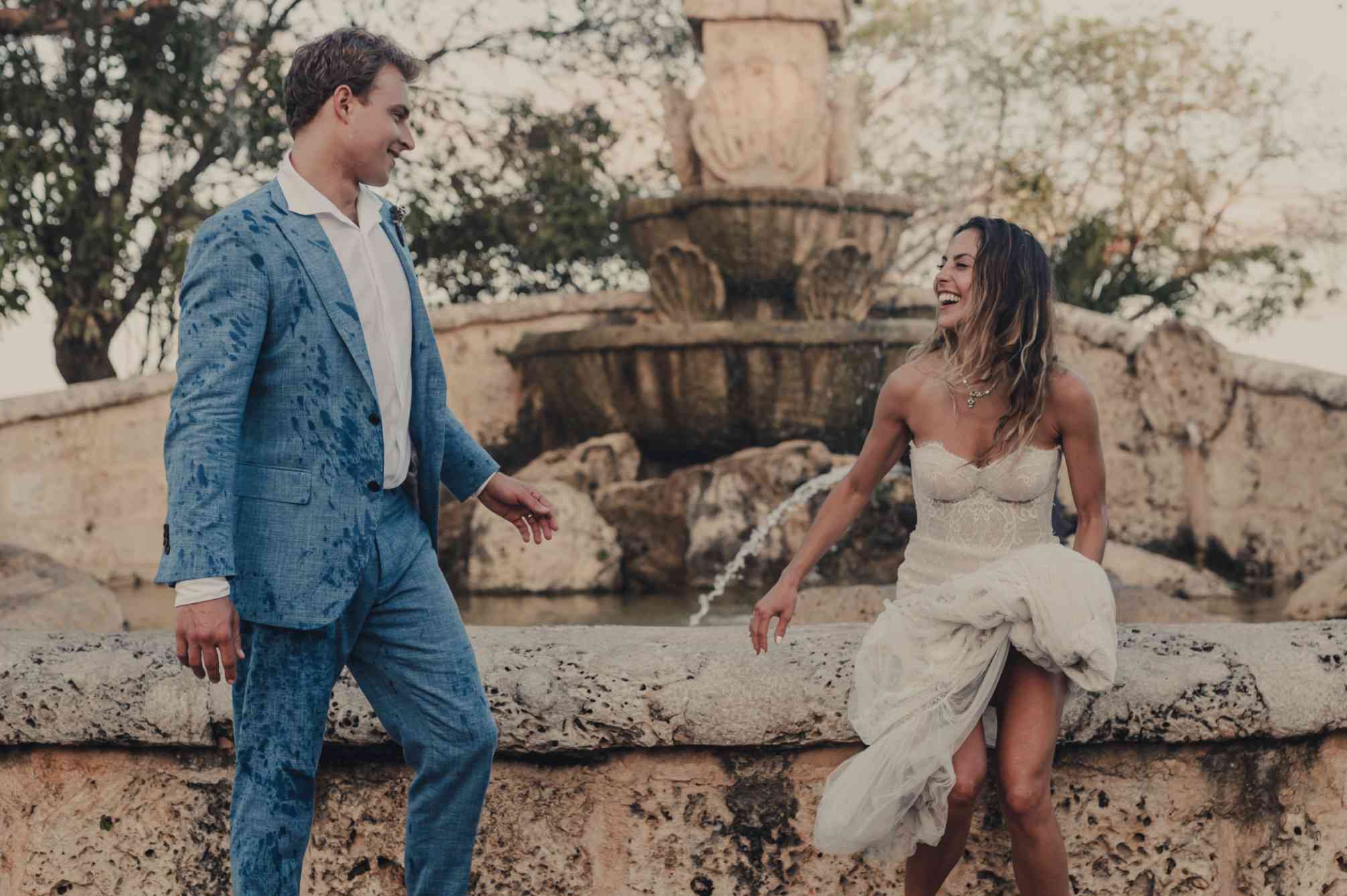 新婚夫妇在喷泉里嬉戏