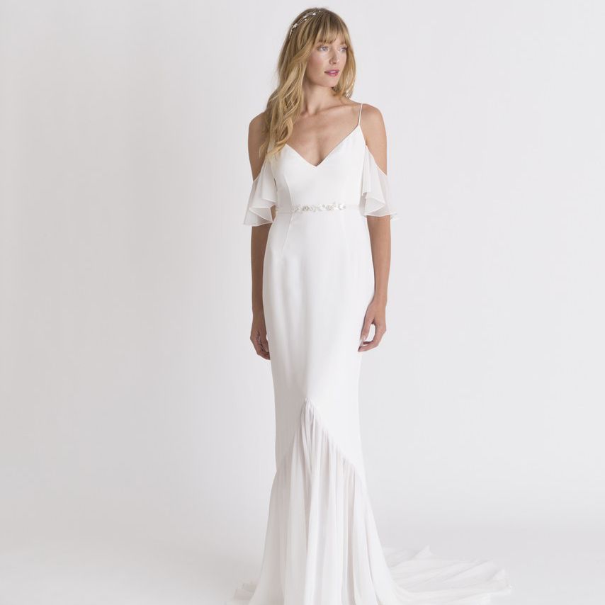 亚历山德拉Grecco场外的肩婚纱礼服