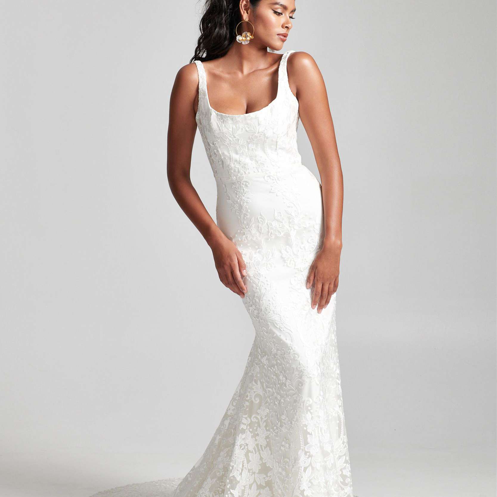 模特穿着无袖蕾丝婚纱，露肩领口