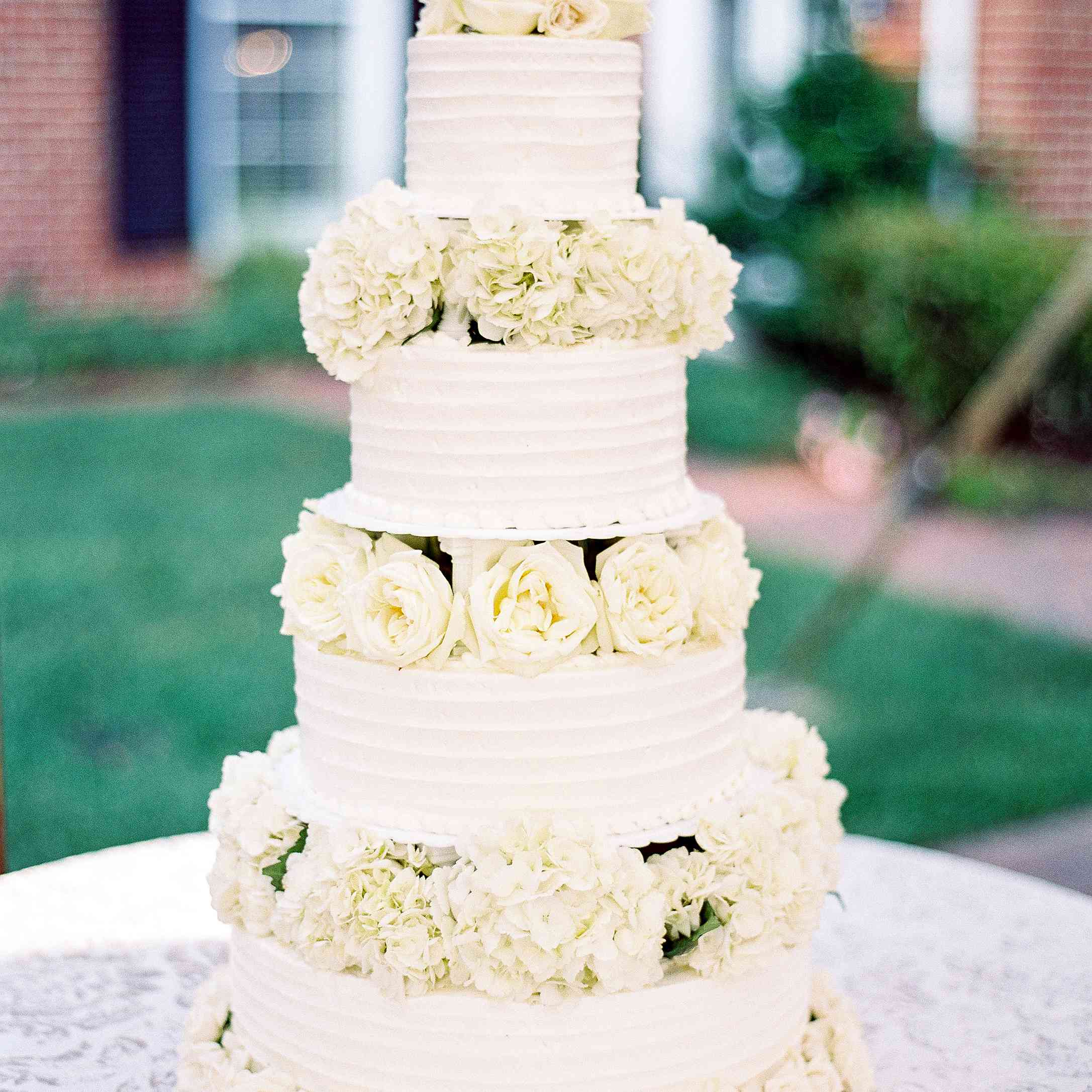 有花的四层婚礼蛋糕