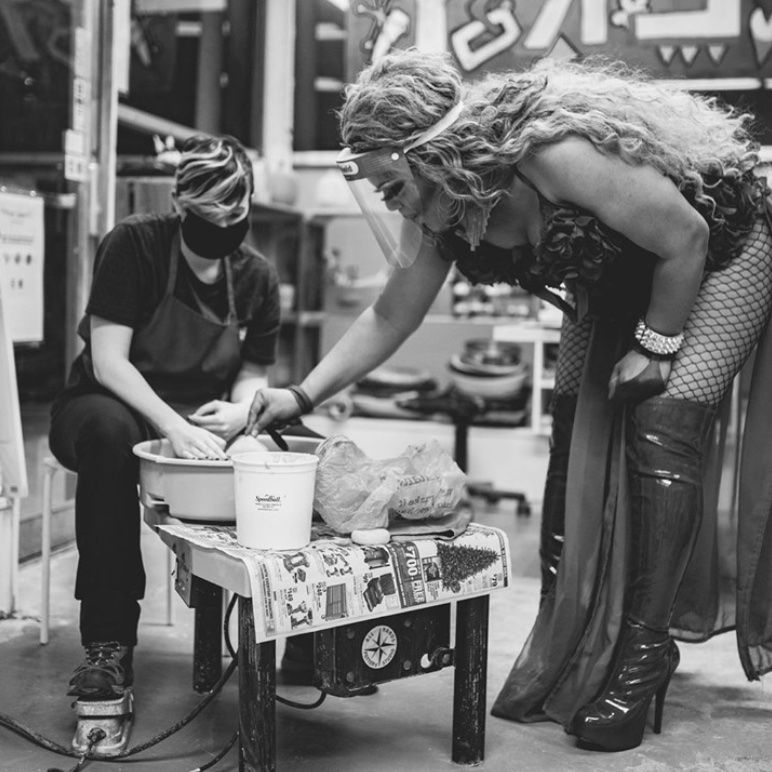 黑白照片内奥米布莱克和客人在所有的手陶器工作室