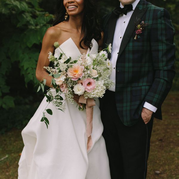 新娘捧着夏天的花束