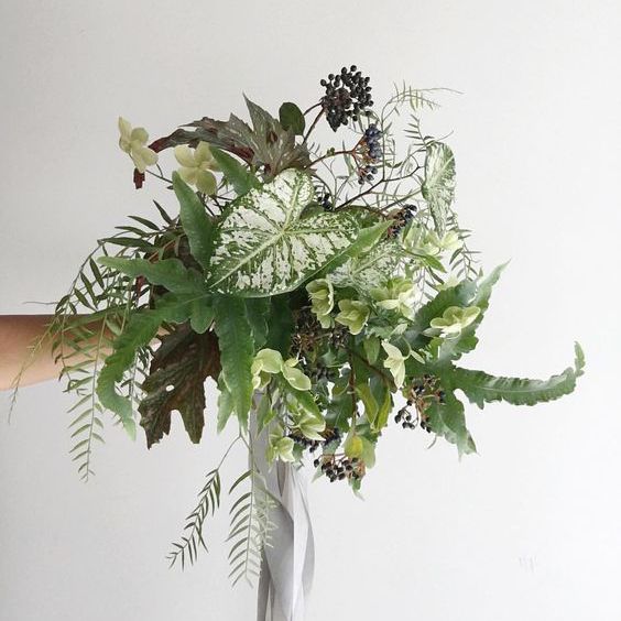 一个复杂的绿色花束灰色色带。