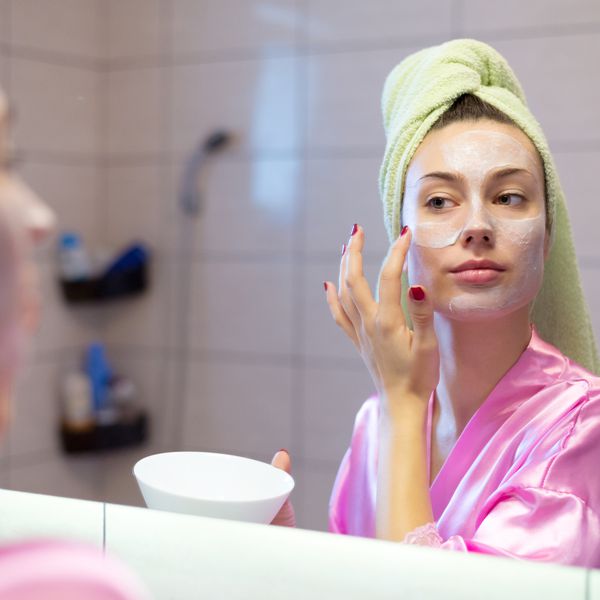 年轻女子在镜子前戴口罩