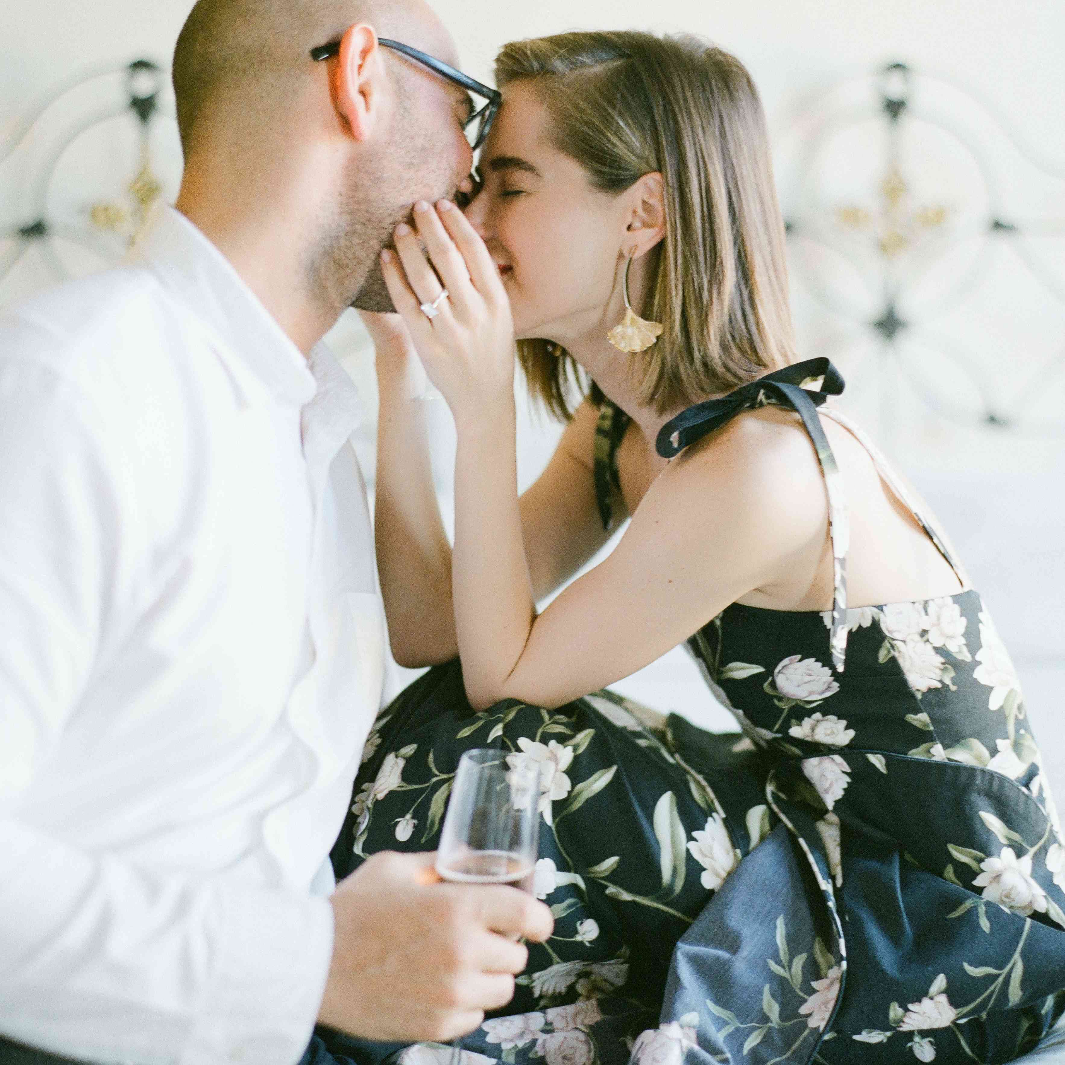 斯蒂芬妮·希尔订婚照ld乐动官网