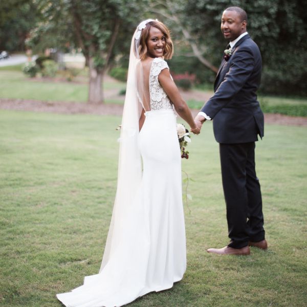 新婚夫妇手牵着手