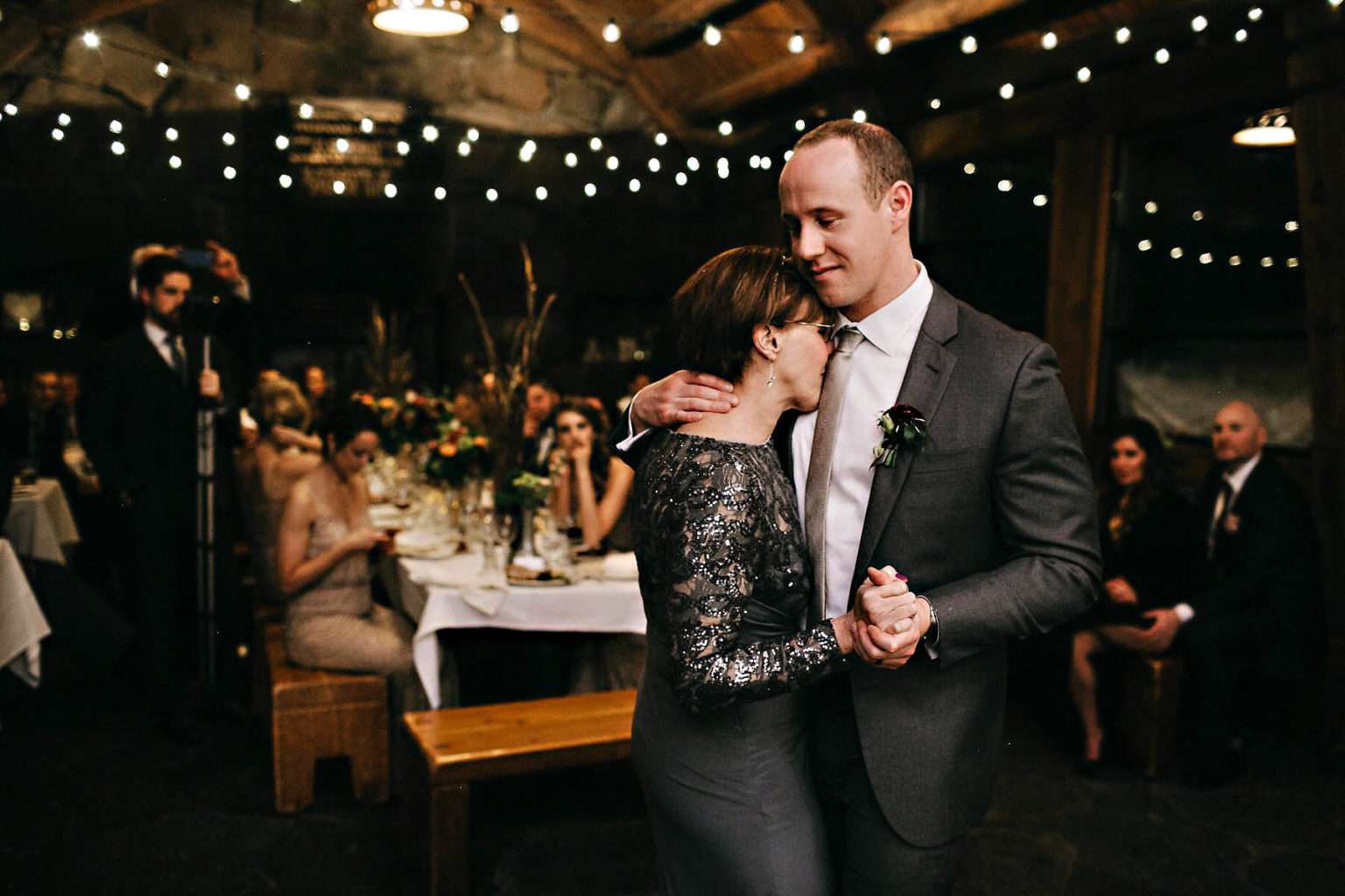 新郎和他的母亲