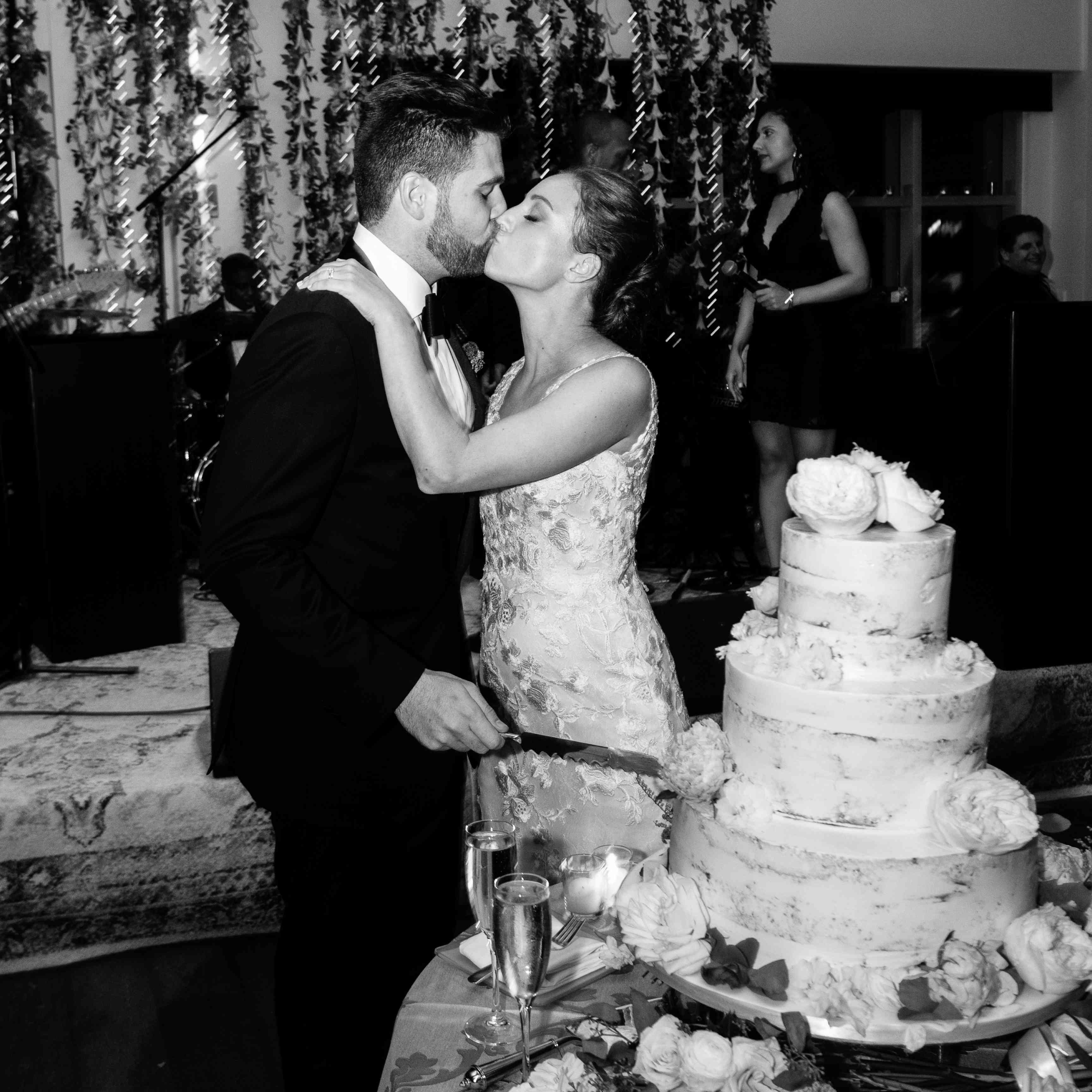 < p >切蛋糕< / p > < br > < br >