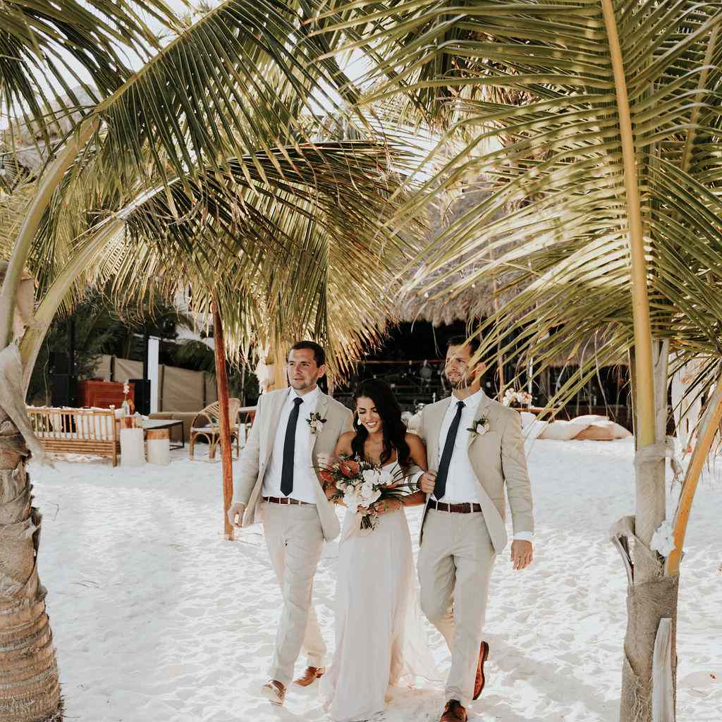 伴娘和伴郎处理了过道。