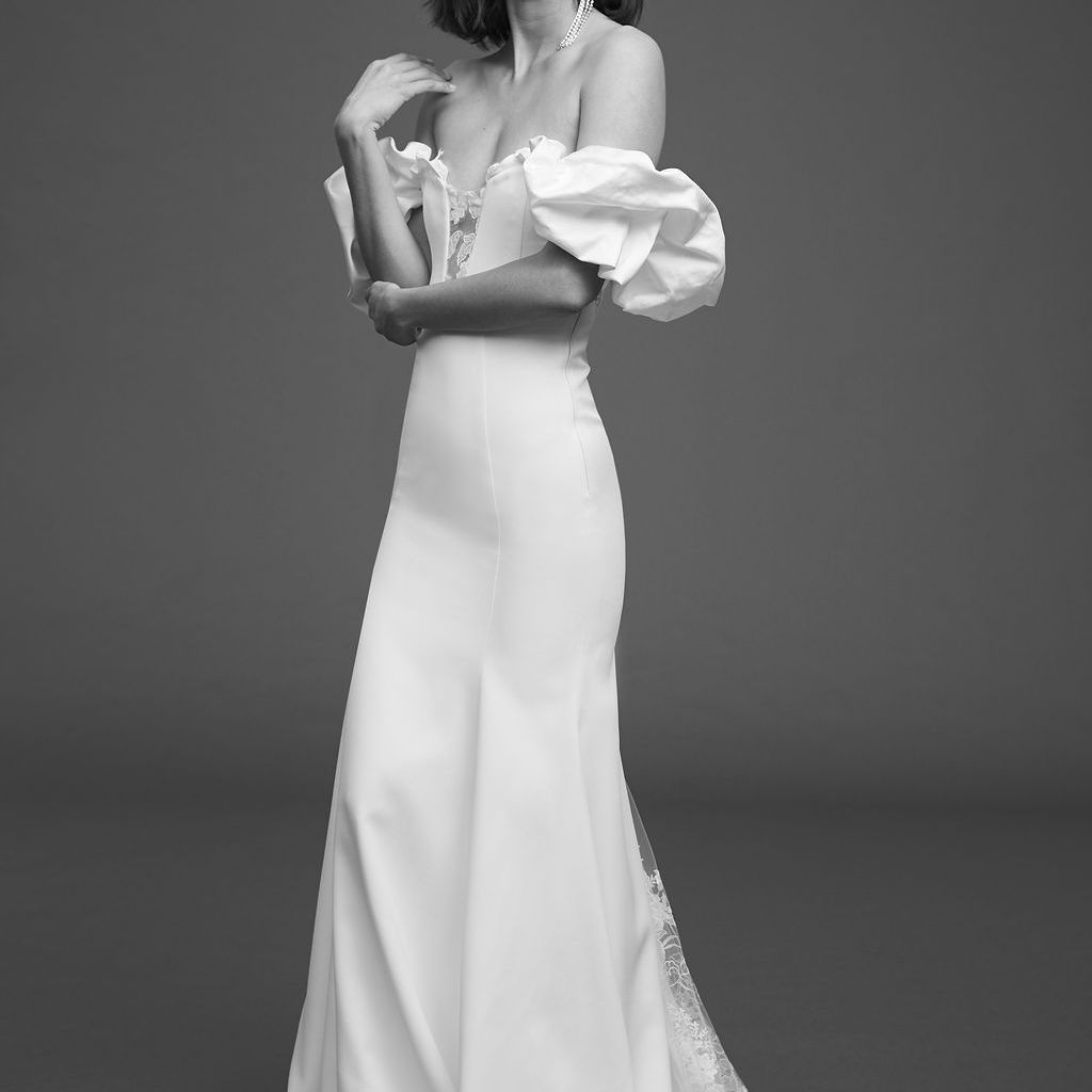 模特穿着露肩和蓬松袖子