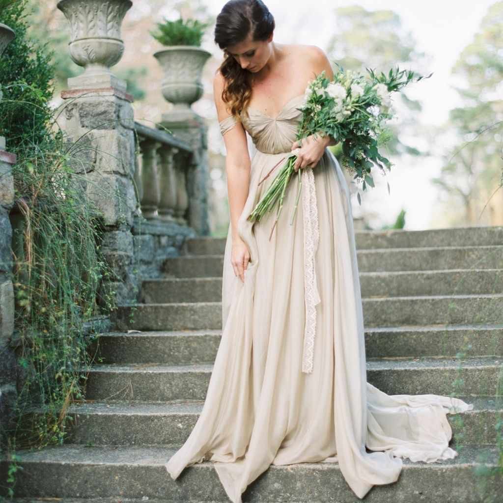 空灵绿色和白色呈现花束