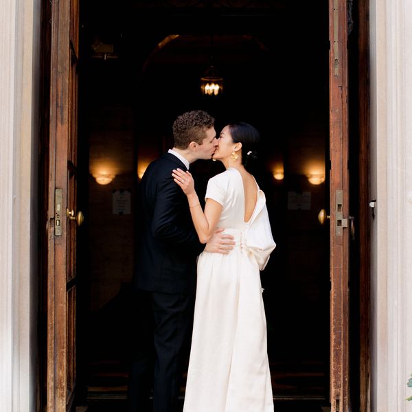 科林·沙利文和辛迪·潘在曼哈顿的学院大厦结婚。