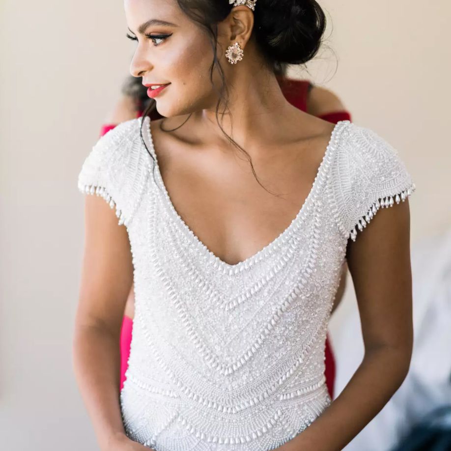 新娘穿着Theia珠饰礼服