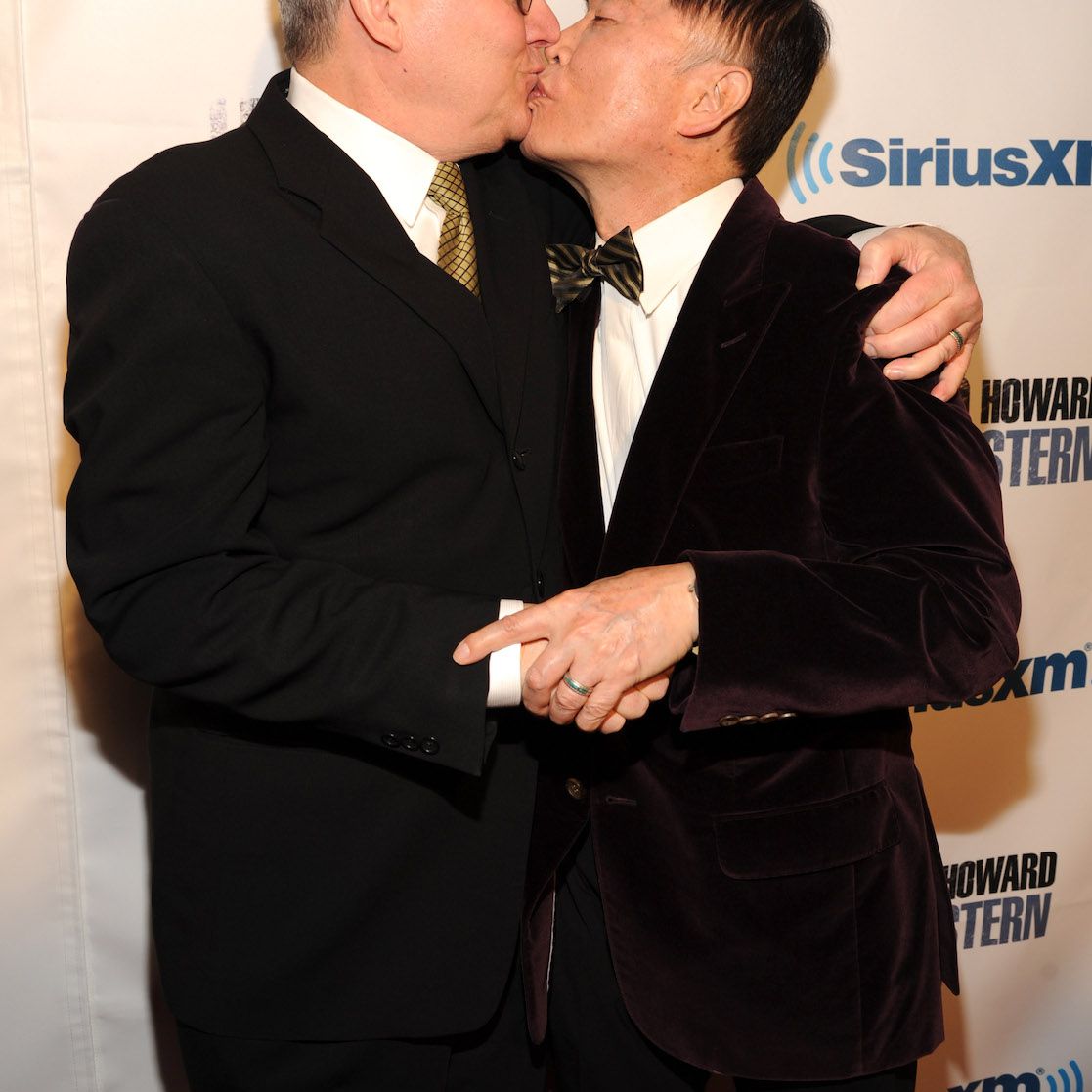 乔治·武井和布拉德·武井分享红地毯上的接吻