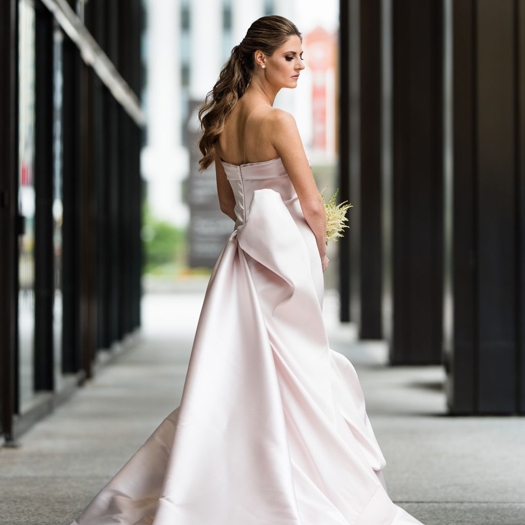 新娘的结婚礼服后面有蝴蝶结的细节