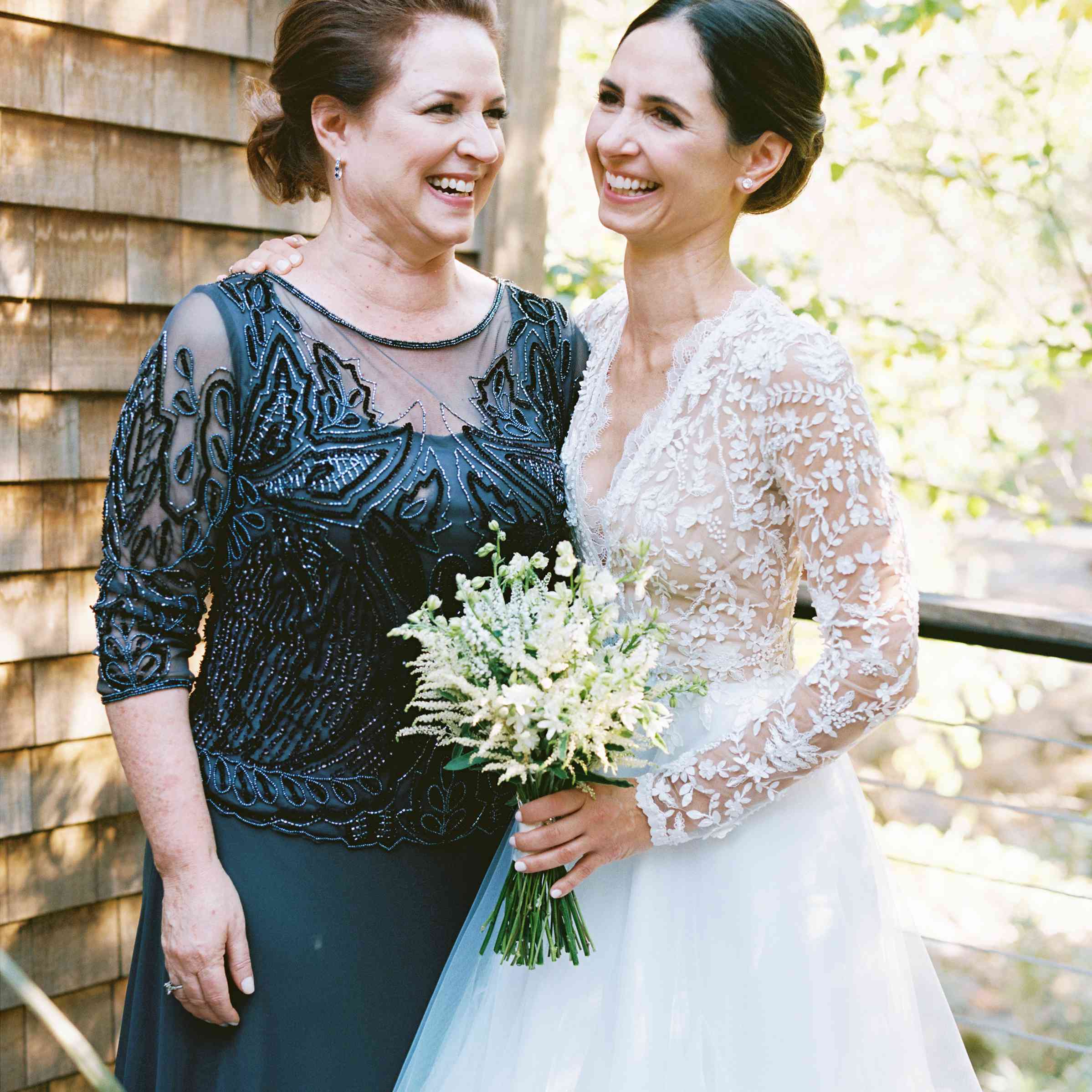 新娘和母亲微笑