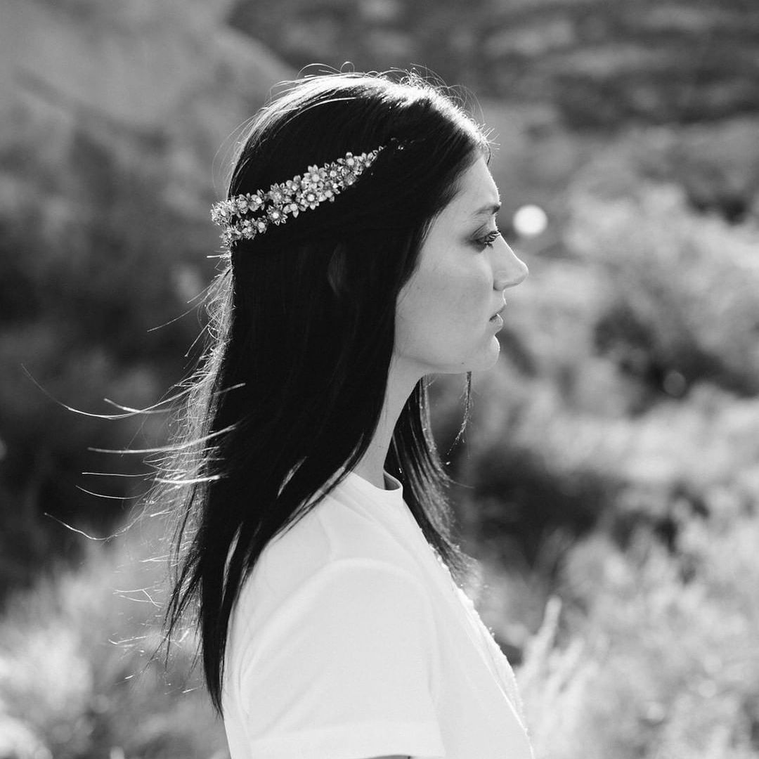 直的婚礼发型和双股头饰