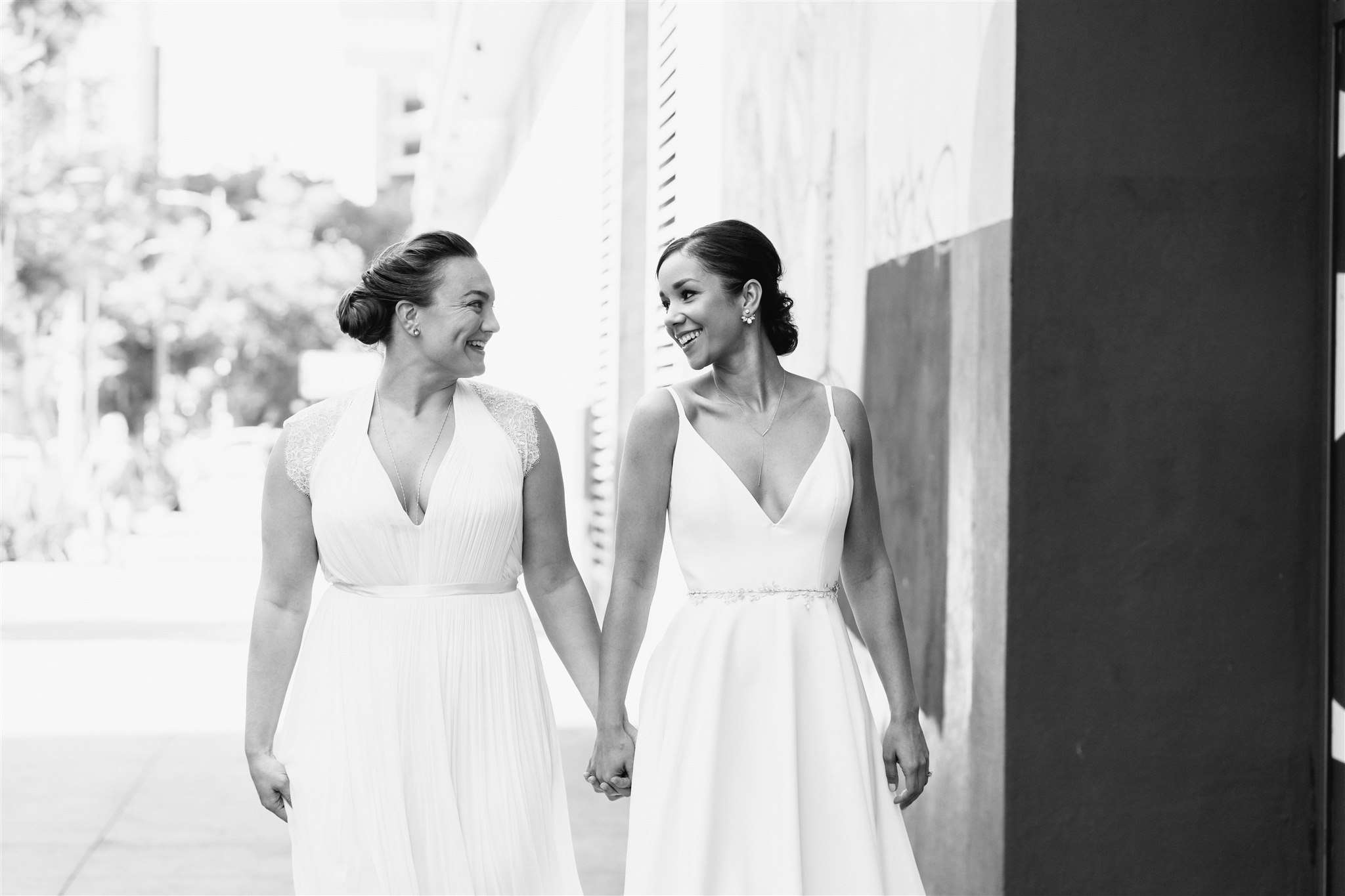 握手的两个新娘