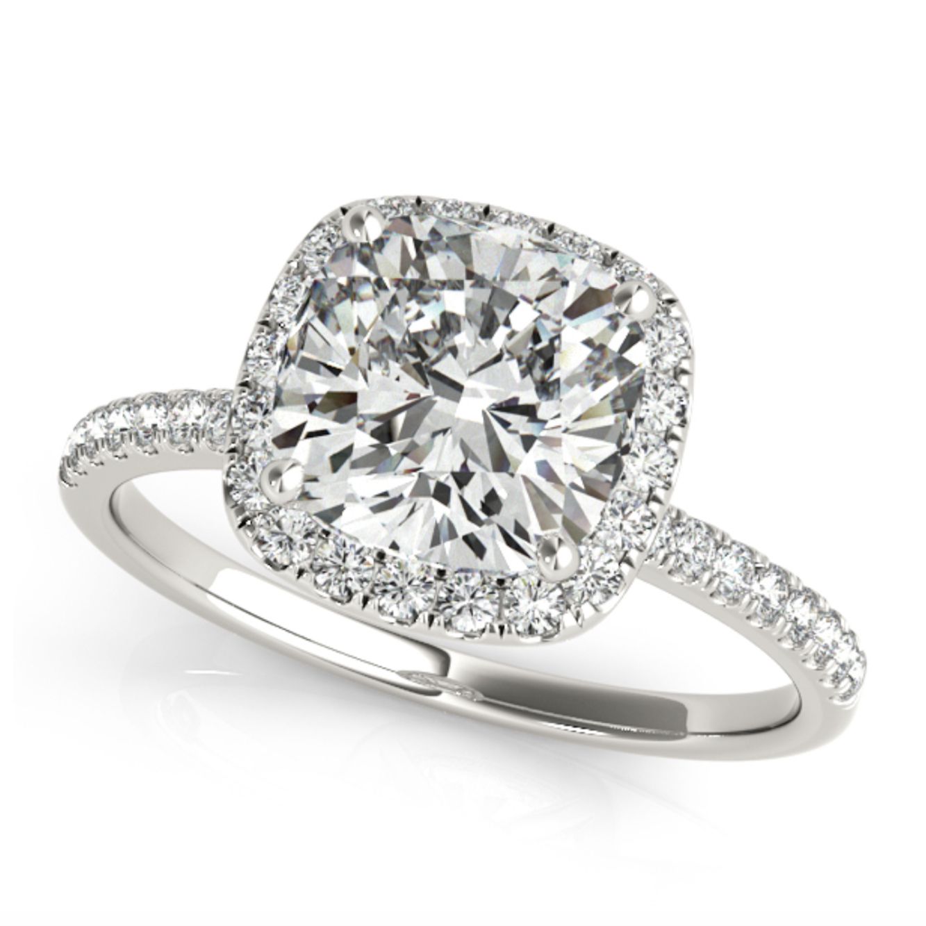 软垫切割钻石和润色石订婚戒指上的白色背景ld乐动官网