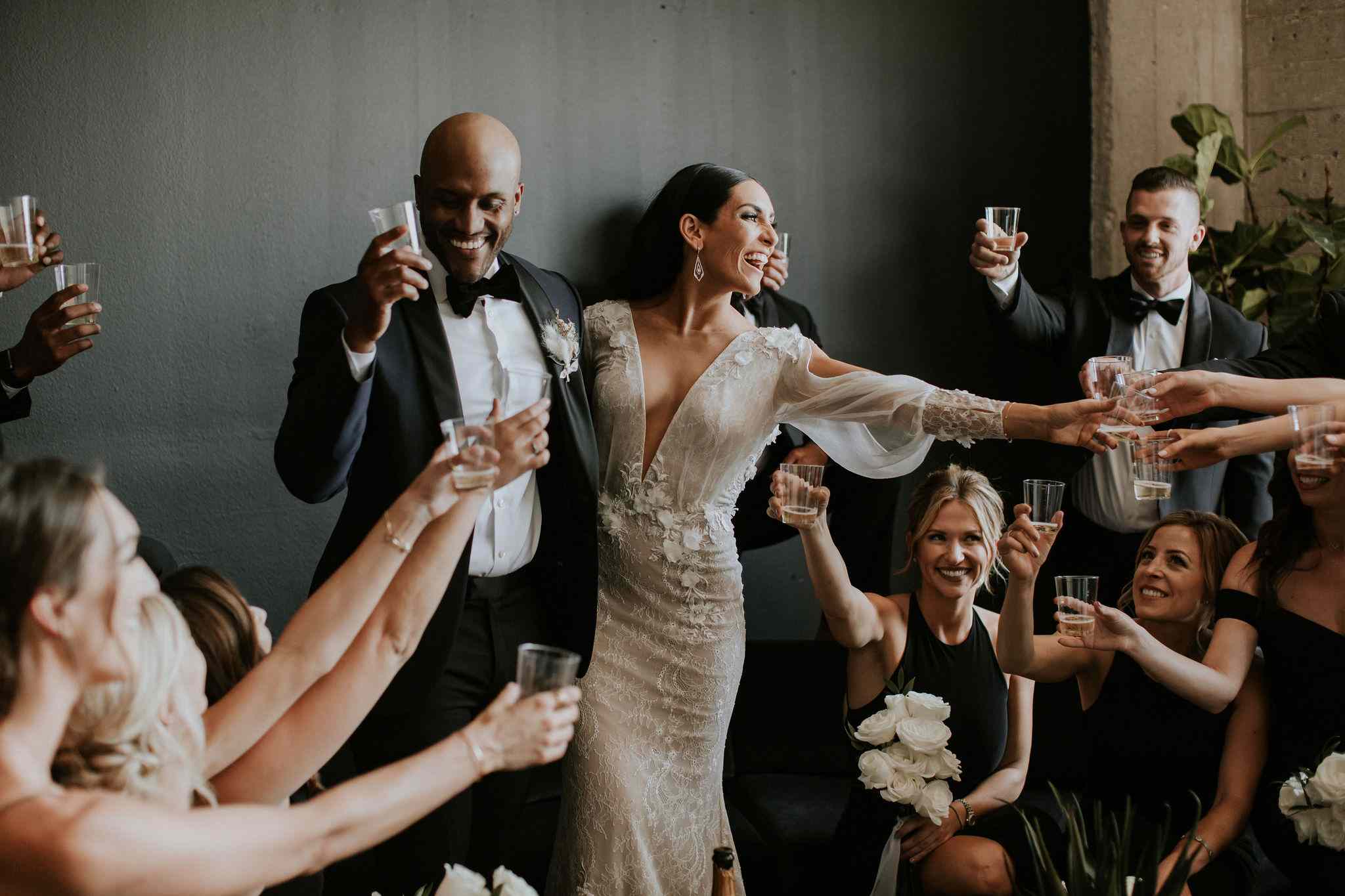 婚礼派对喝香槟酒