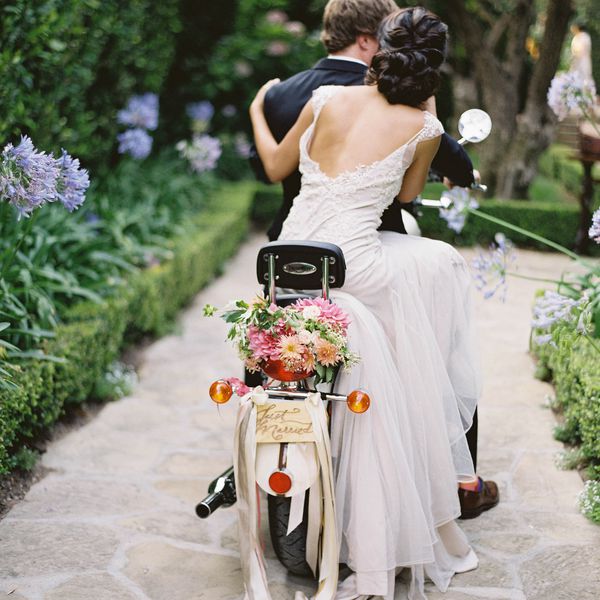 新娘和新郎骑着逃亡摩托