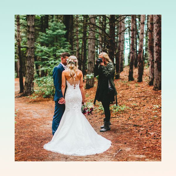 新娘和新郎在拍照